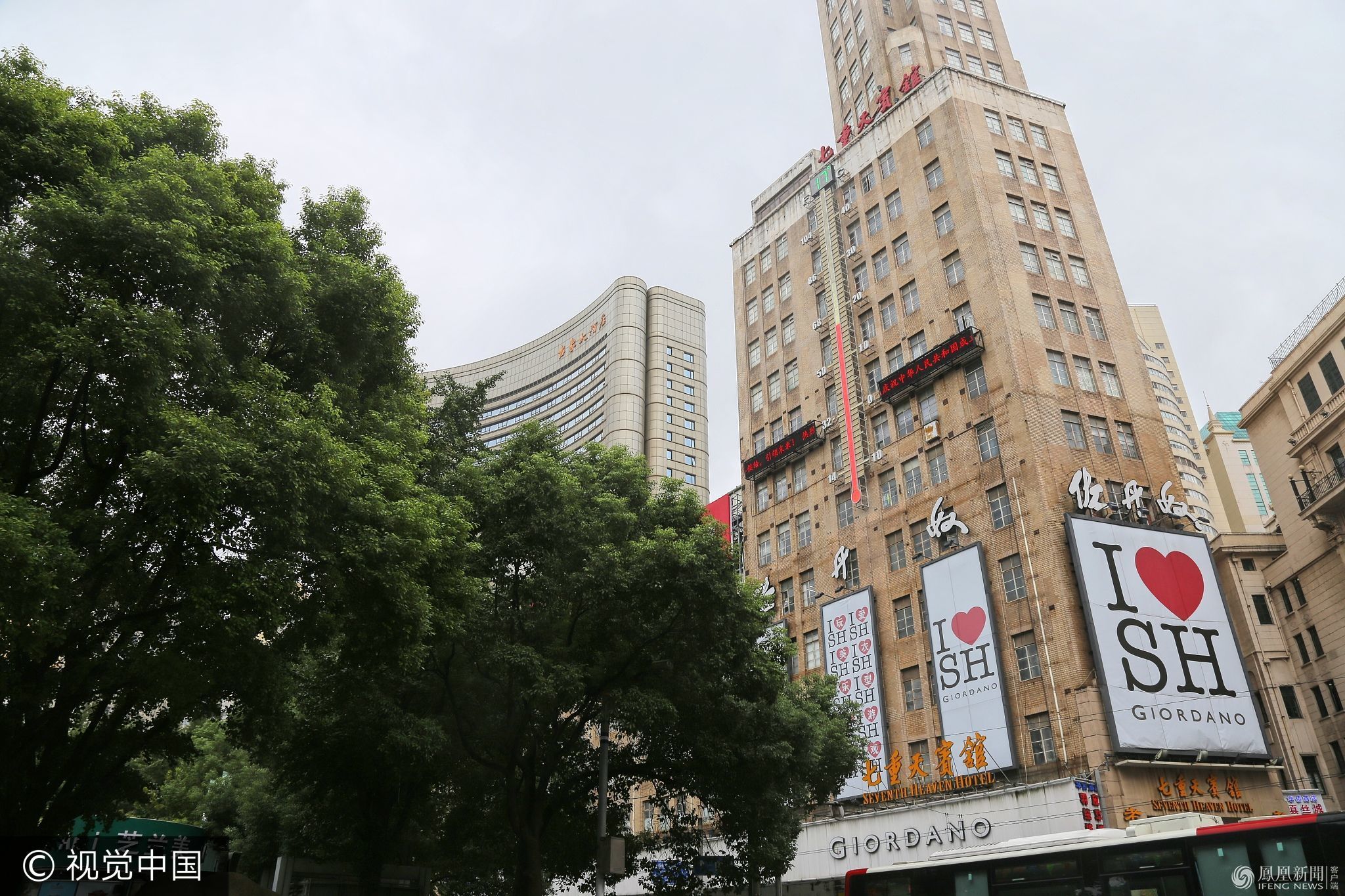 上海现7层楼高巨型温度计