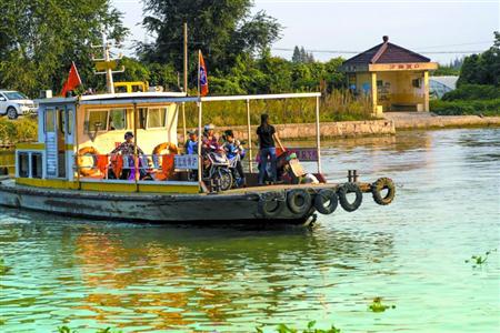 上海热线hot新闻——苏州河上最后的轮渡万狮渡口或将停运