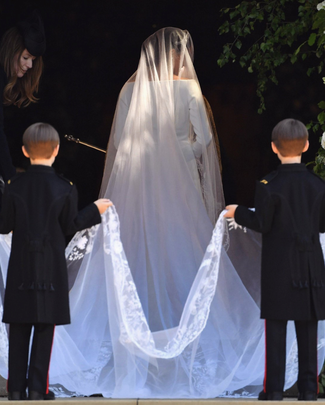 图说 梅根步入教堂,花童为她拖着长长的头纱 图gj