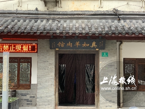 黑底黃字的金字匾額掛在仿古建築大門正上方,一眼看去,百年老店名不虛