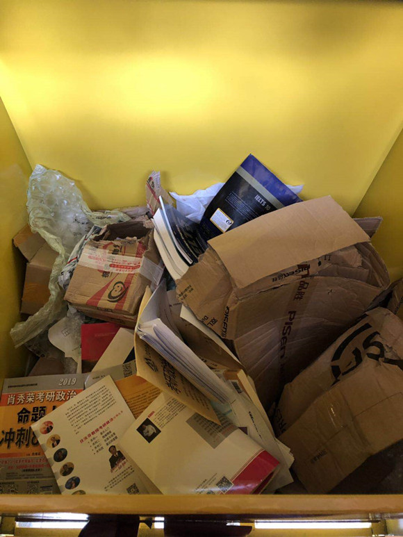 回收箱内的纸类垃圾