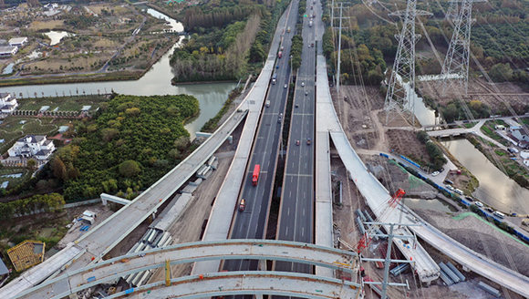 浦东龙东大道外环互通立交落地匝道结构贯通——上海热线hot频道