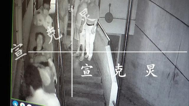 沪6旬阿姨乘电梯双腿被夹断!被拖行多个楼层|申晨间