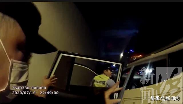 有理也变没理!沪上两男子在地铁里大打出手,起因竟是…