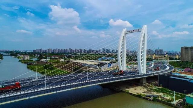 宝山"帆船大桥"开始摊铺沥青,明年可具备通车条件!