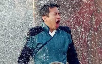 中年人的狼狈,是从暴雨的早晨送孩子和上班开始。。。今天你加衣服了吗?
