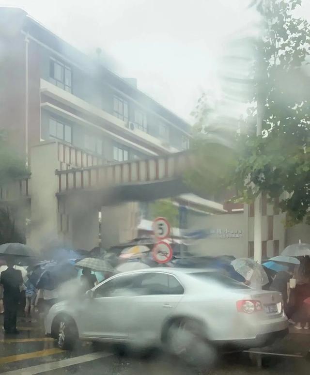 中年人的狼狈,是从暴雨的早晨送孩子和上班开始。。。今天你加衣服了吗?