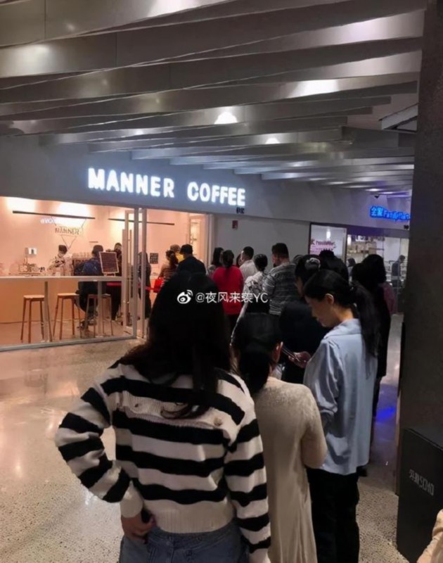 上海人又又又排队…这次全是年轻人!提着热水壶,在薅啥羊毛?