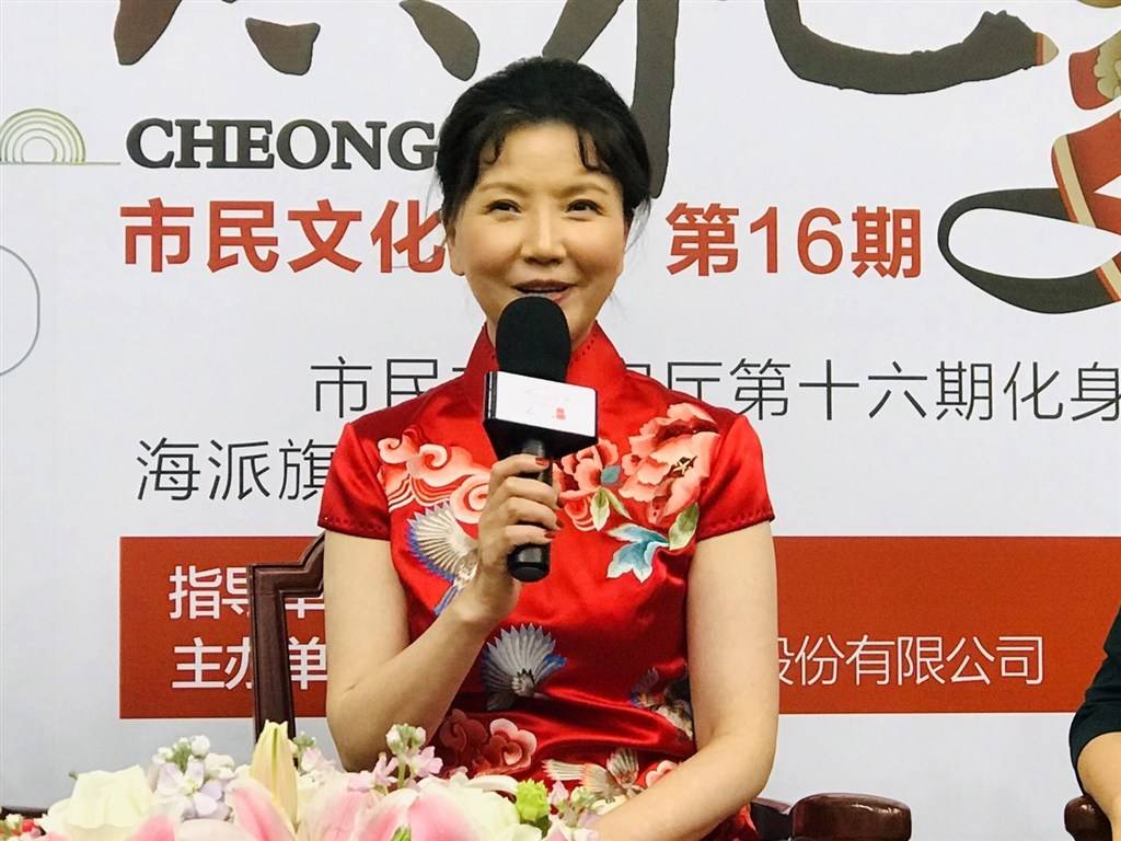 茅善玉身穿旗袍三上央视春晚 日常穿搭有何讲究?