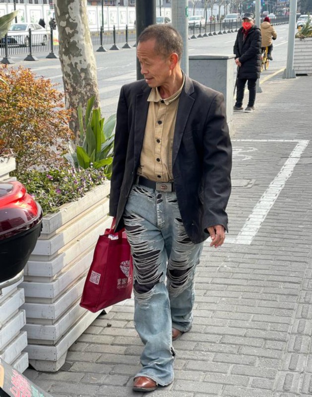 上海老年人街拍火了,65岁大爷的穿衣打扮,比90后小伙还时髦