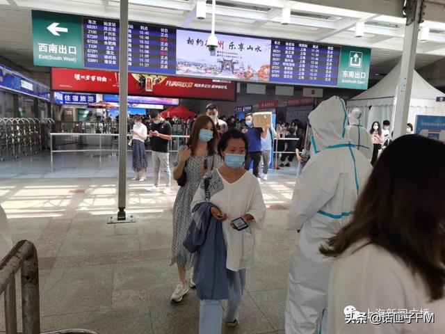 记者实探上海虹桥火车站和虹桥机场 所有抵沪旅客严格查验健康码
