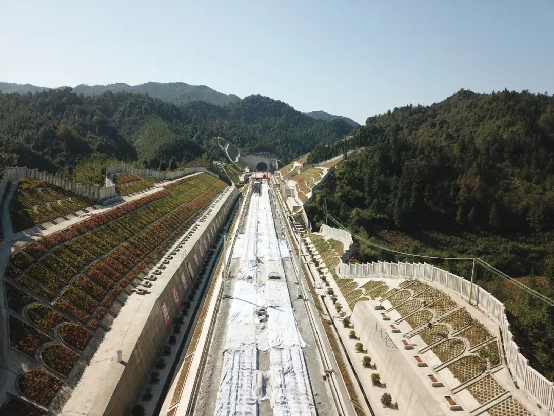 昌景黄铁路安徽段路基施工 曾陆陆摄