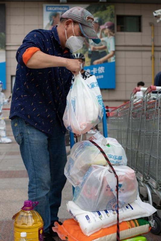欧亿2注册登录这个区的居民拿了出门单去超市购物了！上海正分阶段复商复市