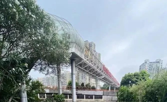 今年，按照市交通委道路人行天桥加装电梯“应装尽装”的工作要求——上海热线HOT频道
