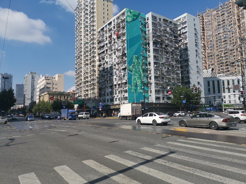 巨型涂鸦现街头城市微更新逐梦太空