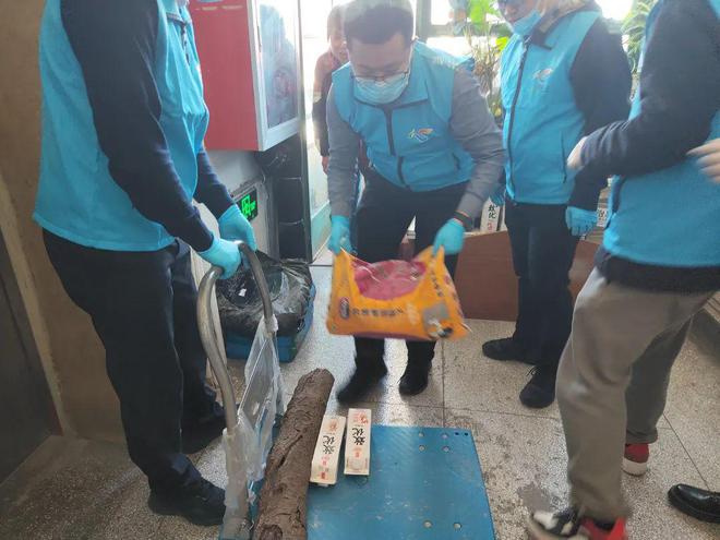 电梯叫阿姨 IMGb8ca3abea89363171076841.jpg