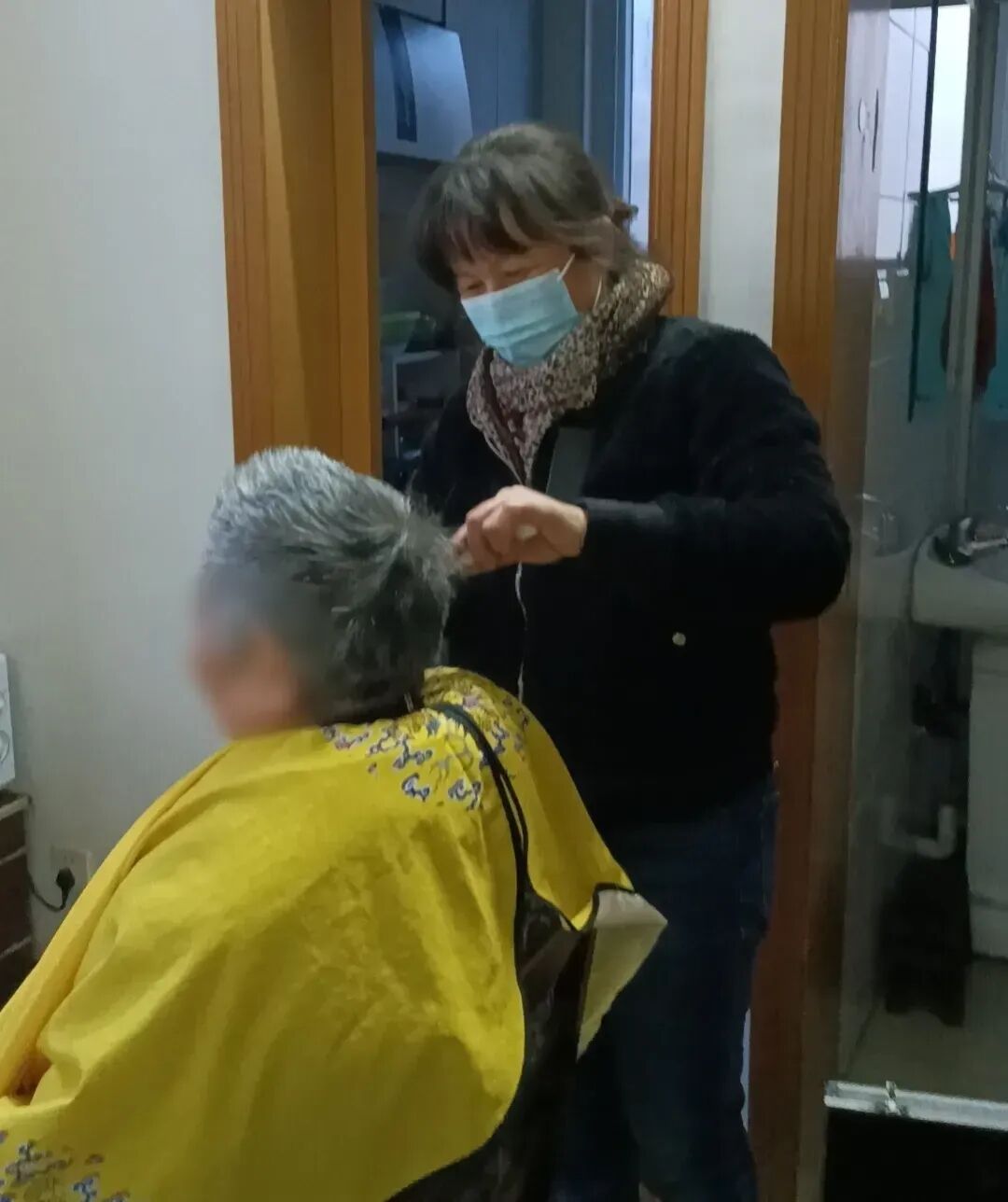 夫妻轮流上岗免费为社区老人上门理发28年