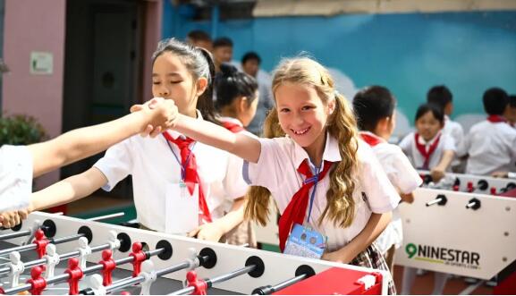 新世纪小学这场桌上争霸赛嗨翻全场!——上海热线hot频道