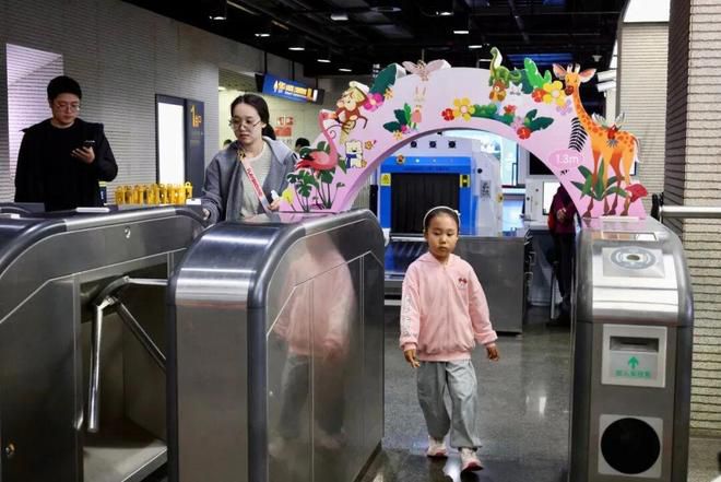 “一米高度”感受城市温暖,地铁增设儿童友好通道,源于市、区人大代表暖心接力!——上海热线热透社