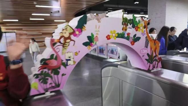 “一米高度”感受城市温暖,地铁增设儿童友好通道,源于市、区人大代表暖心接力!——上海热线热透社