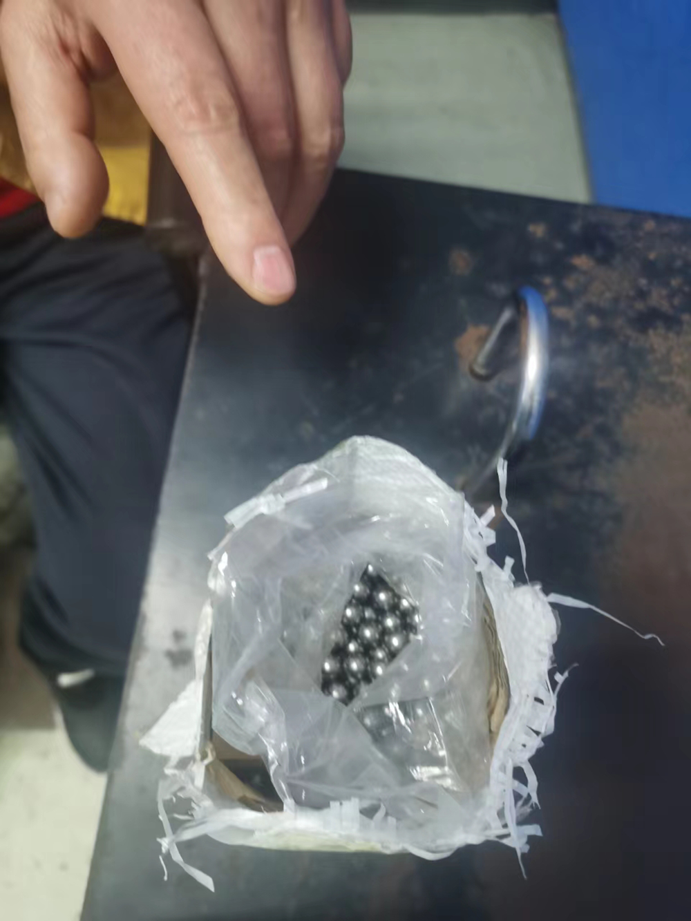 男子发射钢珠损毁他人窗户及汽车玻璃被抓,自称系为加入协会苦练绝技